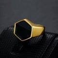 Dettaglio di un anello a sigillo da uomo dorato con inserto esagonale nero lucido - US 8 / Oro