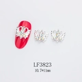 Détail macro de charmes d'ongles couronne 3D avec strass AB sur un ongle rouge, 10,7x11mm - Style de cygne (3823)