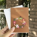 Braune Grußkarte mit 3D-Blumenkranz und weißem Umschlag für Geburtstag und Geschenke - S-Stil Kranz