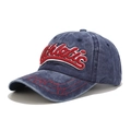 Détail d'une casquette vintage en denim délavé avec broderie Athletic en relief - Réglable / Bleu Denim