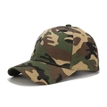 Detailansicht der atmungsaktiven Dschungel-Camo-Baseballkappe mit hochwertiger Naht - Verstellbar / Camo Grün