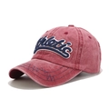 Détail d'une casquette vintage bordeaux avec broderie Athletic et surpiqûres bleues - Réglable / Bordeaux