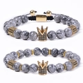 8mm Naturstein Armband mit Kronen-Anhänger und vergoldeten Kupfer-Zirkonia-Perlen - Set
