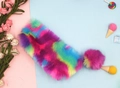 Dettaglio dell'astuccio in peluche arcobaleno con un morbido portachiavi a pompon colorato - Viola Metallico