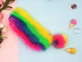 Dettaglio dell'astuccio in peluche arcobaleno con portachiavi a pompon soffice abbinato - Arcobaleno