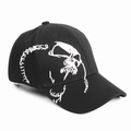 Zwarte honkbalpet met wit schedelgraffiti borduursel en gebogen rand in streetwear stijl - Verstelbaar / Zwart