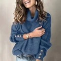 Détail d'un pull en maille bleue à col roulé avec boutons dorés sur les manches - Bleu