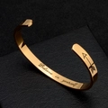 Goldenes Edelstahl C-Armband mit 'Believe in yourself' Gravur auf der Innenseite - Gold - Believe in Yourself