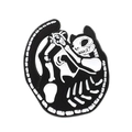 Gothic zwart-witte emaille speld met een gedetailleerd ontwerp van een kattenskelet - Opgerold Katzenskelet (CC1042)