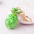 Portachiavi a forma di ananas con strass verdi e anello in metallo dorato - Verde