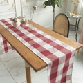 Noorse rood-witte geblokte kersttafelloper op een houten eettafel in huiselijke sfeer - Rood Wit Ruit / 33*180cm