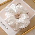 Elegante witte satijnen scrunchie met een glanzende zijden afwerking en groot plissé design - Wit