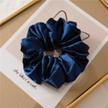 Elegante grote marineblauwe satijnen scrunchie met zijdeachtige glans voor vrouwen - Marineblauw