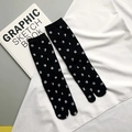 Chaussettes tabi japonaises noires avec imprimé numérique blanc et coupe mi-mollet - Noir