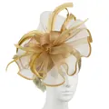 Dettaglio del fascinator color champagne con rete, piume e design floreale su una modella - Oro