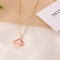 Detalle de un collar dorado con un colgante en forma de abanico e incrustación de opalo rosa - Abanico Rosa