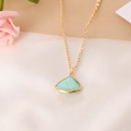 Detalle de un colgante de piedra semipreciosa en forma de abanico con cadena dorada y seda - Abanico Verde