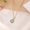 Elegante collar de cadena dorada con colgante de piedra semipreciosa azul gota - Gota de Agua Azul