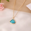 Collar dorado con colgante de piedra semipreciosa azul en forma de abanico sobre seda - Abanico Azul
