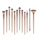 Detalle del set de 12 brochas de maquillaje oro champán con cerdas de fibra degradada - 12 Piezas Con Brocha de Abanico / Oro champán