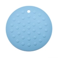 Sottopiatto circolare in silicone azzurro con texture a pois e foro per appendere - Blu Nordico