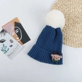 Détail du bonnet de Noël en tricot bleu marine avec pompon blanc et figurine de renne - Parent-Enfant (50-58CM) / Bleu Brouillard (Élan de Noël)