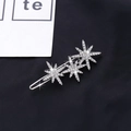 Gros plan d'une pince à cheveux flocon de neige étincelante avec strass brillants - Argent (B6431)