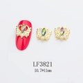 Détail d'un bijou d'ongle couronne dorée 3D avec cristal marquise et perles sur rouge - Style de cygne (3821)