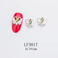 Détail macro du bijou d'ongle aile d'ange avec strass AB marquise, taille 10,7x11mm - Style de cygne (3817)