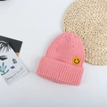 Dettaglio del berretto in maglia rosa con patch gialla ricamata a forma di smiley - M (56-58cm) / Rosa