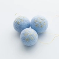 Tres bolas de Navidad de lana fieltrada azul cielo con copos de nieve dorados - US 2 / Azul Cielo-Bordado de Copo de Nieve