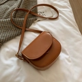 Brown leather saddle crossbody bag with golden ring detail and adjustable shoulder strap - Tan