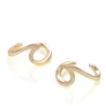 Elegante minimalistische wellenförmige Goldohrringe mit matter Metallstruktur auf weißem Grund - Gold
