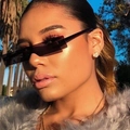 Occhiali da sole rettangolari senza montatura con lenti nere su una modella alla moda - Nero