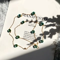 Long collier chaîne dorée avec cristaux verts émeraude taille carrée style rétro - Or + Bleu Marine