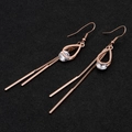 Detalle macro de pendientes de borla en oro rosa con engastes de circonitas brillantes - Borla Geométrica de Gota (8542)