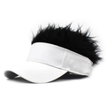 Vista dettagliata del cappellino bianco con lunghi capelli sintetici neri sopra - Berretto da Baseball Bianco con Parrucca Nera
