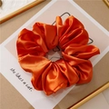 Elegante grote oranje satijnen scrunchie met glanzende zijde-look op kaart - Oranje
