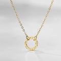 Collar minimalista de acero inoxidable chapado en oro con colgante redondo martillado - Dorado