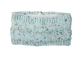 Detail eines hellblauen Strickstirnbands mit warmem Fleecefutter und bunten Tupfen - Hellblau meliert