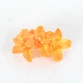 Detailansicht der böhmischen orangefarbenen Seidenorchideen auf einem 20-Zahn-Brauthaarkamm - Orange