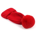 Detalle de la textura del gorro de punto rojo con un gran pompón a juego en la parte - Adulto / Rojo