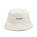 Primer plano detallado del sombrero bucket de forro polar crema con parche de letras - M (56-58cm) / Letra Blanca