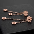 Elegantes pendientes de borla en acero de titanio oro rosa con tres motivos florales - Borla de Margarita (8548)