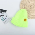 Dettaglio del berretto in maglia verde neon con toppa ricamata a forma di smiley gialla - M (56-58cm) / Verde Fluorescente