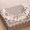 Elegante fascia da sposa con perle fatte a mano e foglie dorate su supporto da esposizione - Bianco