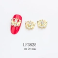 Détail du bijou d'ongle cœur couronne doré avec strass et dimensions de 10,7x11mm - Style de cygne (3825)