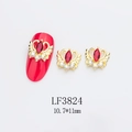 Détail macro de charmes d'ongles ailes et couronne avec pierre rouge pour nail art - Style de cygne (3824)