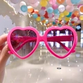 Simpatici occhiali da sole a cuore per bambini in rosa acceso lucido e lenti scure - Cuore Rosa