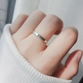 Anello sole e luna placcato argento 925 dallo stile minimalista sulla mano - Aperto Regolabile / Stile Luna